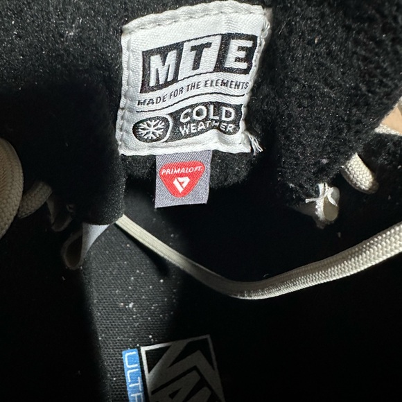 Vans Cream Sneakers Sleek Design Everyday Comfort - Picture 3 of 12